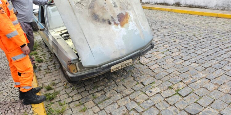 Veículo pega fogo no Centro de Formiga e é controlado por populares e bombeiros