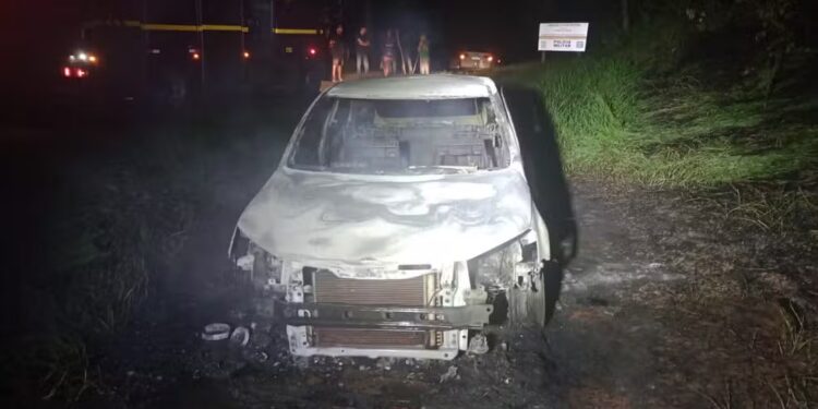 Bombeiros são chamados para combater fogo em carro na MG-050 e encontram corpo no porta-malas
