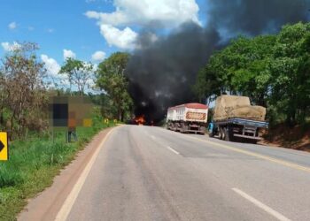 Três pessoas morrem em acidente entre carro e carreta na BR-262; veículos pegaram fogo