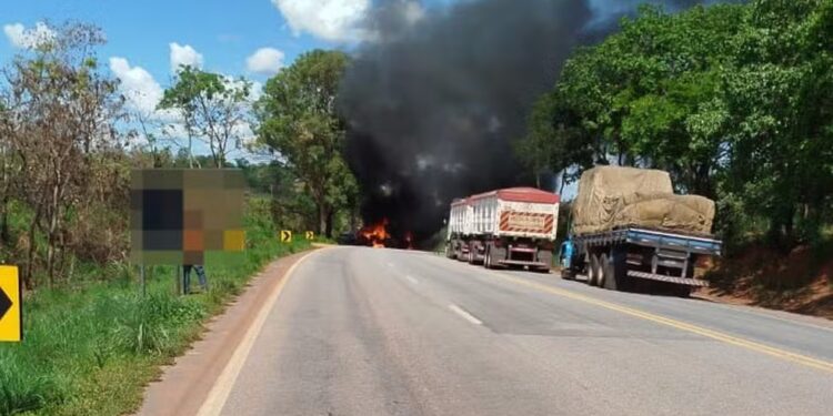 Três pessoas morrem em acidente entre carro e carreta na BR-262; veículos pegaram fogo