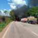 Três pessoas morrem em acidente entre carro e carreta na BR-262; veículos pegaram fogo