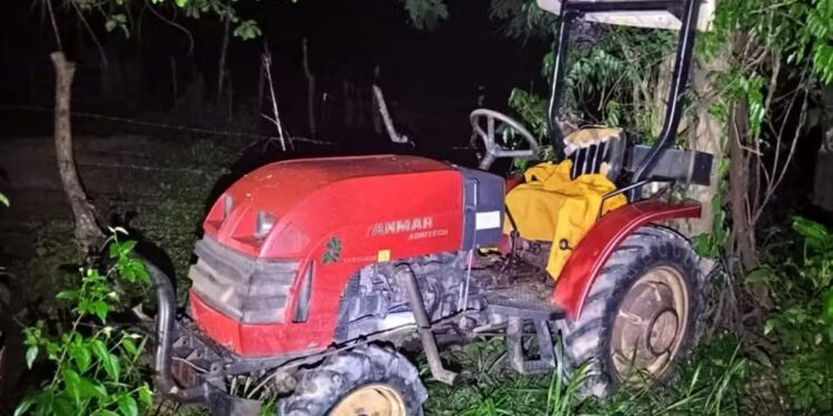 Idosa morre atropelada por trator que filho dirigia em MG; motorista desceu para abrir porteira