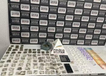 Jovem suspeito de fazer ‘delivery de drogas’ tenta fugir da PM, cai da moto e acaba preso em Divinópolis