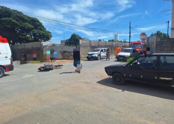 Jovem fica ferida em colisão entre carro e moto em Arcos