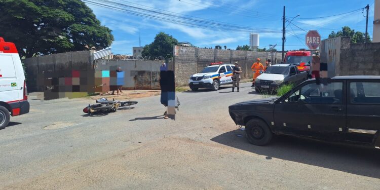 Jovem fica ferida em colisão entre carro e moto em Arcos