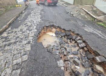 Rompimento de adutora causa abertura de vala na Rua Pains, em Formiga