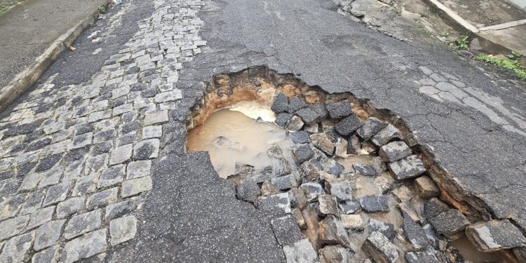 Rompimento de adutora causa abertura de vala na Rua Pains, em Formiga