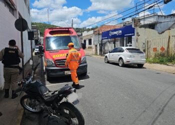 Colisão entre automóvel e motocicleta deixa jovem ferido no Centro de Formiga
