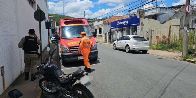 Colisão entre automóvel e motocicleta deixa jovem ferido no Centro de Formiga