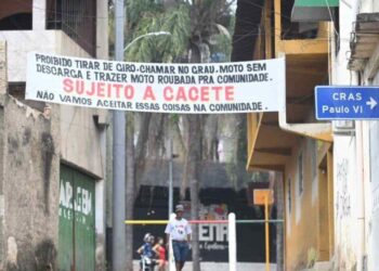 Faixas ameaçam dar “cacete” em quem empinar moto