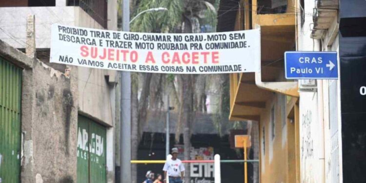 Faixas ameaçam dar “cacete” em quem empinar moto