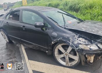 Motorista de 23 anos capota veículo após passar sobre buraco na BR-354, em Formiga