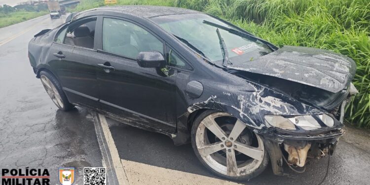 Motorista de 23 anos capota veículo após passar sobre buraco na BR-354, em Formiga