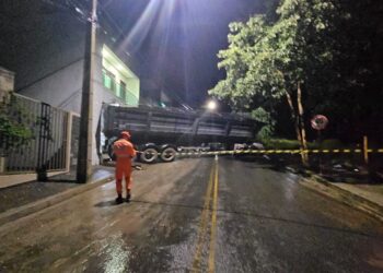Carreta com 35 toneladas de cal colide com casa e causa risco de desabamento em Formiga