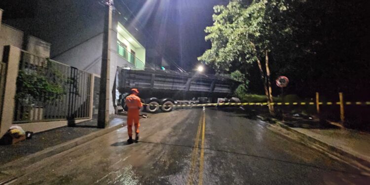 Carreta com 35 toneladas de cal colide com casa e causa risco de desabamento em Formiga