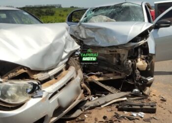 Acidente com dois carros deixa três feridos na BR-262 em Luz