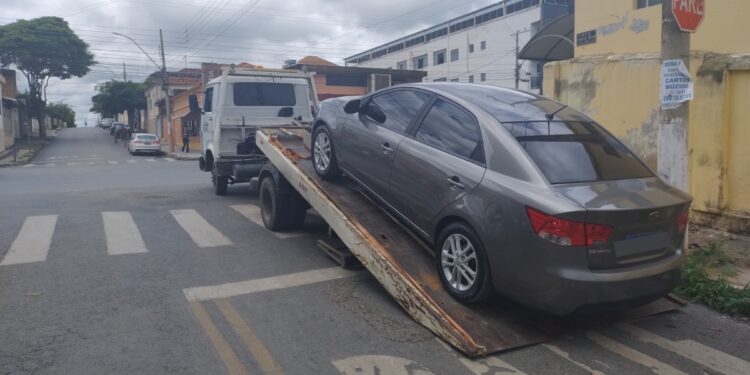Veículo com sinais de identificação adulterados é apreendido em Arcos