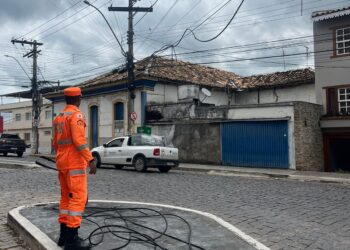 Bombeiros são acionados devido ao rompimento de fiação na Dr. Teixeira Soares
