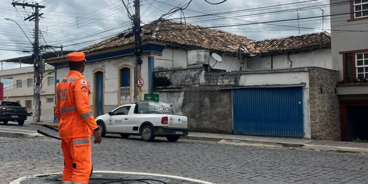 Bombeiros são acionados devido ao rompimento de fiação na Dr. Teixeira Soares