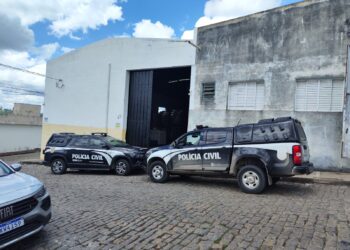 PC e Receita Estadual apreendem grande quantidade de bebidas com suspeita de falsificação no bairro Santa Luzia