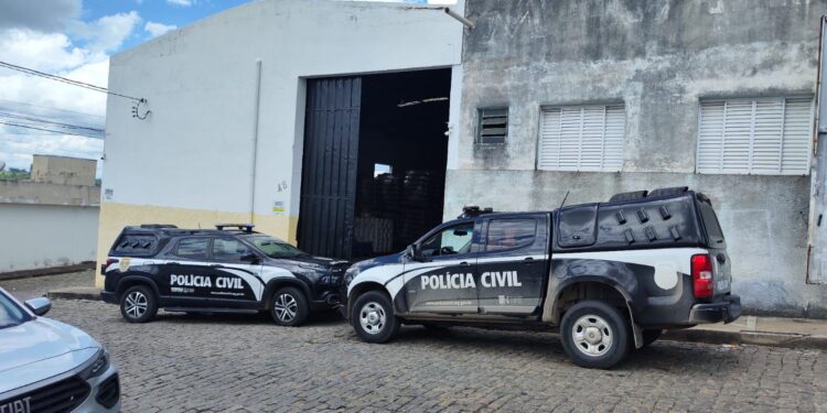 PC e Receita Estadual apreendem grande quantidade de bebidas com suspeita de falsificação no bairro Santa Luzia