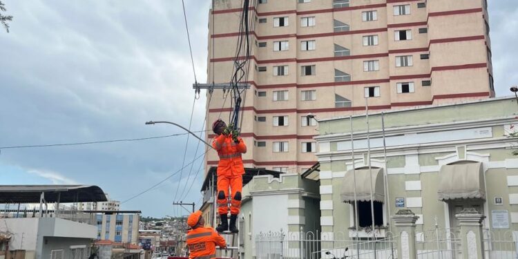 Formiga: rompimento de fibra ótica volta a mobilizar Bombeiros por medo de eletrocussão por parte de moradores