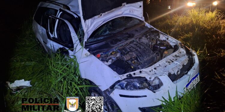 Pista molhada causa capotamento na MG-050 em Pedra do Indaiá