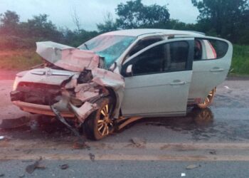 Colisão entre automóvel e caminhão deixa três feridos na BR 354