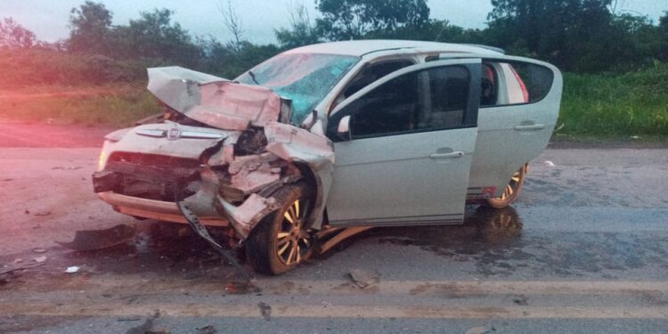 Colisão entre automóvel e caminhão deixa três feridos na BR 354