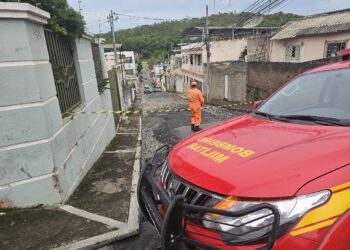 Rompimento de adutora causa abertura de vala na Rua Pains, em Formiga
