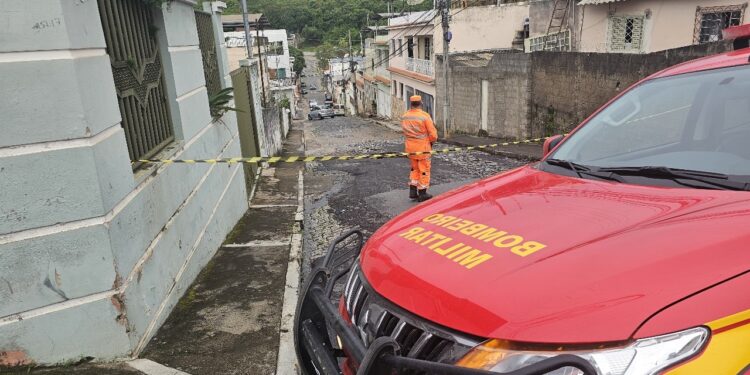 Rompimento de adutora causa abertura de vala na Rua Pains, em Formiga
