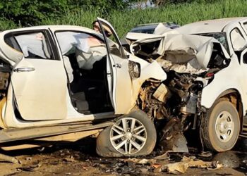 Caminhonetes colidem e deixam duas vítimas feridas na MG-341
