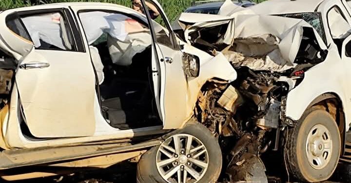 Caminhonetes colidem e deixam duas vítimas feridas na MG-341