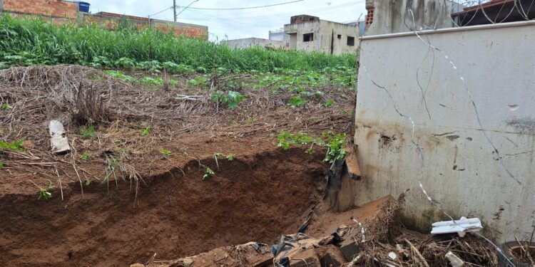 Lagoa da Prata: chuva intensa compromete estrutura de  residência