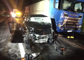 Homem morre após bater de frente com caminhão na MG-050
