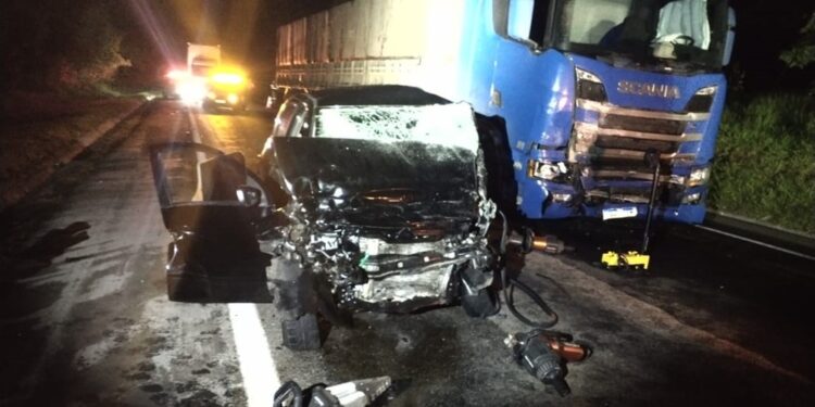 Homem morre após bater de frente com caminhão na MG-050