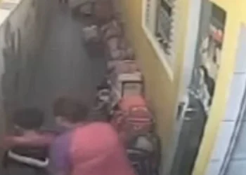 Imagem mostra ato de violência sendo praticado em 21 d outubro Redes sociais/ reprodução