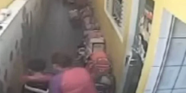 Imagem mostra ato de violência sendo praticado em 21 d outubro Redes sociais/ reprodução