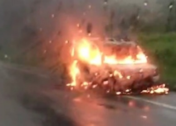 Incêndio destrói ambulância da Prefeitura de Formiga na MG-050; paciente é resgatada ilesa