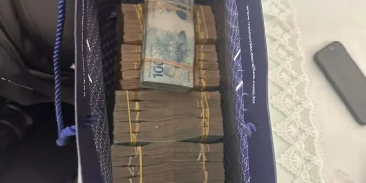 Vereador joga sacola de dinheiro pela janela antes de ser preso pela PF na Bahia