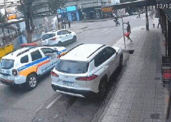 Divinópolis: homem arremessa garrafa em viatura da PM e pede prisão para ‘largar as drogas’ 