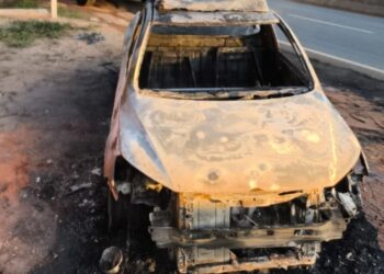 Incêndio destrói picape e deixa motorista ferido na MG-050
