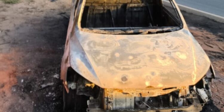 Incêndio destrói picape e deixa motorista ferido na MG-050