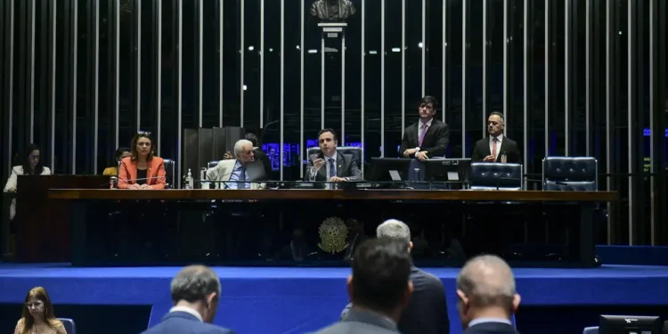 Senado aprova PEC do corte de gastos e restrição do PIS/Pasep