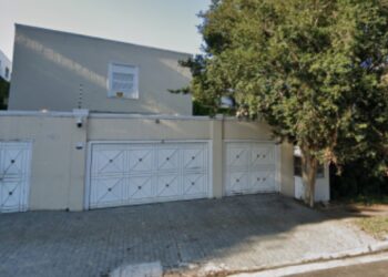 Juiz solta mulher que chamou agente da PF de “macaco” em frente à casa de Lula