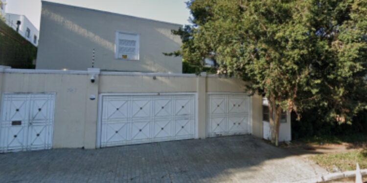 Juiz solta mulher que chamou agente da PF de “macaco” em frente à casa de Lula