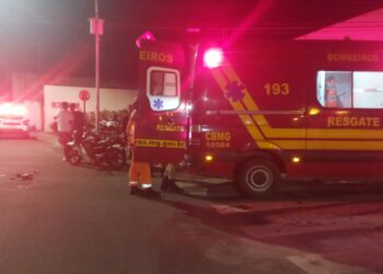 Jovem fica ferido após colisão entre carro e moto no Centro de Formiga