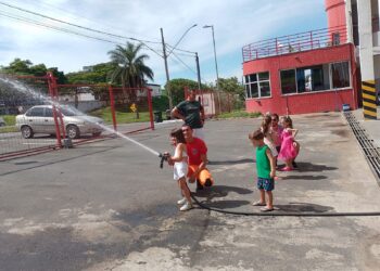 Crianças visitam quartel da 4ª Companhia do Corpo de Bombeiros de Formiga