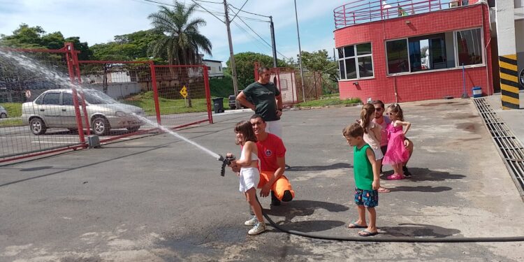 Crianças visitam quartel da 4ª Companhia do Corpo de Bombeiros de Formiga
