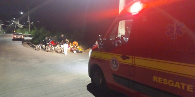 Formiga: acidente entre motocicletas deixa dois jovens feridos no bairro Maringá